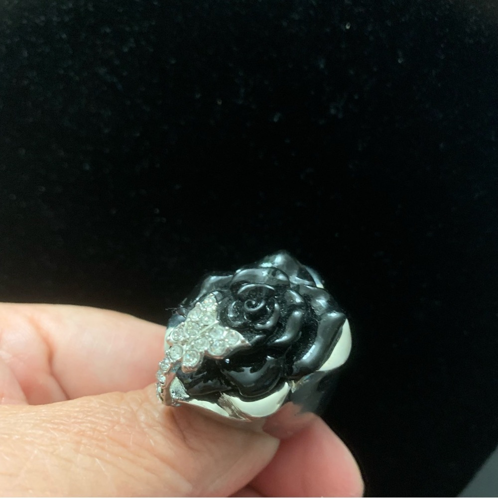 GUESS BLACK ROSE & BUTTERFLY STATEMENT RING SZ 8 - Picture 3 of 10